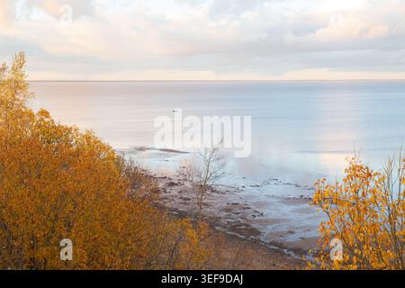 Lake Ilmen bei Sonnenuntergang an einem windlosen Abend. Malerische Herbstlandschaft Stockfoto
