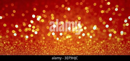 Abstrakter unscharfer Hintergrund, gelbe Lichter auf rotem Hintergrund. Goldene weihnachten oder Neujahrsbokeh Stockfoto