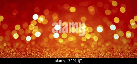 Abstrakter unscharfer Hintergrund, gelbe Lichter auf rotem Hintergrund. Goldene weihnachten oder Neujahrsbokeh Stockfoto