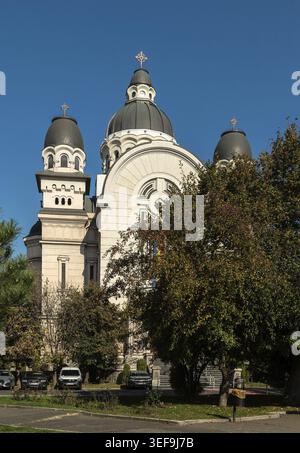 Targu Mures, Rumänien - 17. oktober 2025. Die große neobyzantinische Fassade der Himmelfahrt des Herrn orthodoxen Kathedrale in Targu Mures, Rumänien, mit einem Stockfoto