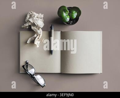 Leeres Kraftnotizblock, Schreibwaren und Pflanzen. Draufsicht. Flache Lagen Stockfoto
