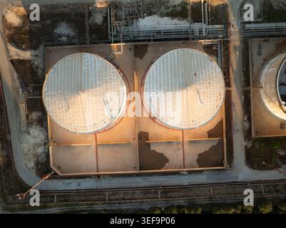 Luftaufnahme großer industrieller Lagertanks und komplexer Rohrleitungssysteme in einer Raffinerie in Augusta, Sizilien, Italien. Stockfoto