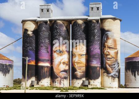 SHEEP HILLS, AUSTRALIEN - 27. SEPTEMBER 2025: GrainCorp Sheep Hills Silo Art Silo Art Wandgemälde auf dem Silo Art Trail an einem sonnigen Frühlingstag in der Wimmera Malle Stockfoto