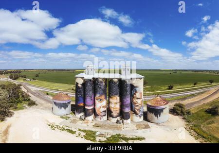 SHEEP HILLS, AUSTRALIEN - 27. SEPTEMBER 2025: GrainCorp Sheep Hills Silo Art Silo Art Wandgemälde auf dem Silo Art Trail an einem sonnigen Frühlingstag in der Wimmera Malle Stockfoto