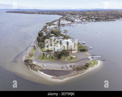 METUNG, AUSTRALIEN - 21. SEPTEMBER 2025: Luftaufnahmen um Metung Wharf an einem warmen sonnigen Frühlingstag in Victoria, Australien Stockfoto