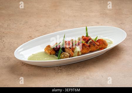 Gegrillter Fleischkebab mit Sauce und Gemüse Stockfoto
