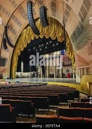 NEW YORK, USA - 6. Juli 2025: Das ikonische Interieur der Radio City Music Hall in Manhattan, New York, USA Stockfoto
