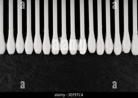 Wattestäbchen in Nahaufnahme, Öko-Naturpapier-Ohrstöpsel. Makrofoto von biologisch abbaubaren Hygieneknospen, Ohrenschmalz-Reinigungstupfer, Ohrstöpsel mit selektivem Fokus Stockfoto