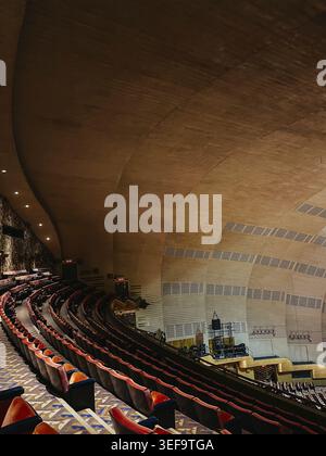 NEW YORK, USA - 6. Juli 2025: Das ikonische Interieur der Radio City Music Hall in Manhattan, New York, USA Stockfoto