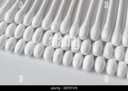 Wattestäbchen in Nahaufnahme, Öko-Naturpapier-Ohrstöpsel. Makrofoto von biologisch abbaubaren Hygieneknospen, Ohrenschmalz-Reinigungstupfer, Ohrstöpsel mit selektivem Fokus Stockfoto