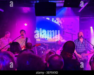 Die wiedervereinte Schuhblickband Chapterhouse spielt Clwb IFOR Bach in Cardiff, 2026 anlässlich des Jubiläums ihres Albums Whirlpool. Stockfoto