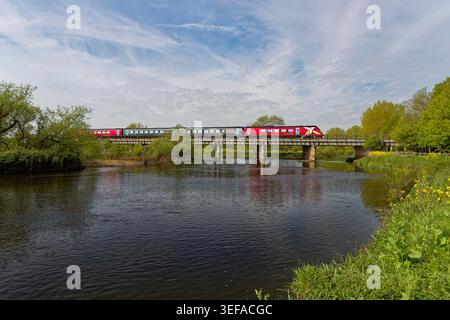 Überholtes, neues rotes Arriva Cross Country Class 220 Voyager Stockfoto