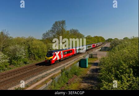 Neu renovierte Arriva CrossCountry Class 220 Voyager HST Zug vorbei an Stenson Junction Findern Derby mit einer Nord-Ost-Süd-West-Verbindung. Stockfoto
