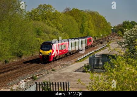 Neu renovierte Arriva CrossCountry Class 220 Voyager HST Zug vorbei an Stenson Junction Findern Derby mit einer Nord-Ost-Süd-West-Verbindung. Stockfoto
