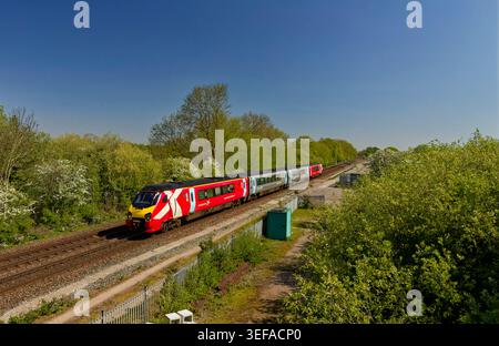 Neu renovierte Arriva CrossCountry Class 220 Voyager HST Zug vorbei an Stenson Junction Findern Derby mit einer Nord-Ost-Süd-West-Verbindung. Stockfoto
