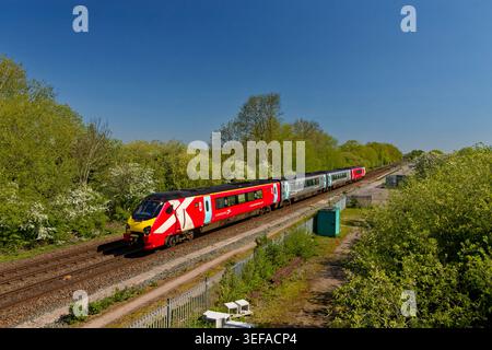 Neu renovierte Arriva CrossCountry Class 220 Voyager HST Zug vorbei an Stenson Junction Findern Derby mit einer Nord-Ost-Süd-West-Verbindung. Stockfoto