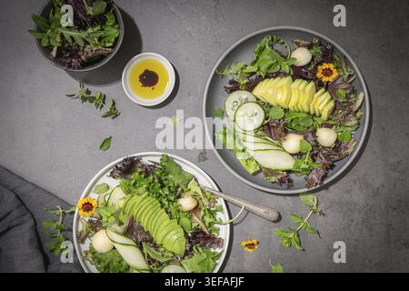 Frischer Sommersalat mit Gurke, Melone, Avocado und frischem Oregano auf Keramikplatten Stockfoto