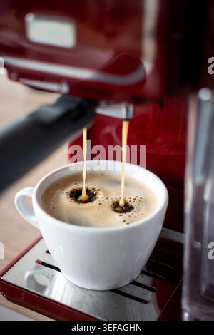Zubereitung von gemahlenem Kaffee für die Espressomaschine zu Hause. Stockfoto
