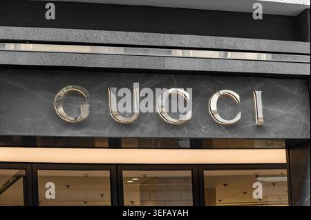Mailand, Lombardei, Italien - 22. April 2026: GUCCI-Logo auf einer dunklen Marmorfassade über einem Ladeneingang Stockfoto