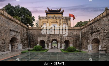 Das Nordtor der Kaiserlichen Zitadelle von Thang Long bei Sonnenuntergang. Eine historische Festung und UNESCO-Weltkulturerbe in Hanoi, Vietnam Stockfoto