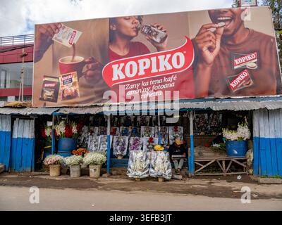 Ehrliche Momente vom Straßenleben in der belebten Hauptstadt Antanavarino, Madagaskar, mit Händlern und Anzeigen Stockfoto