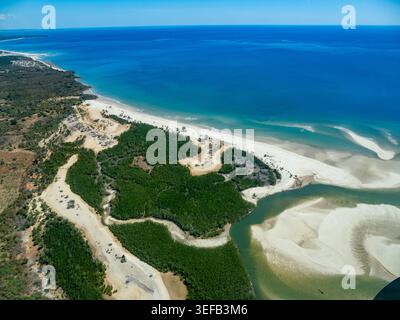 Charterflug-Blick auf einen Fluss, der zum Meer in Madagaskar in der Nähe des Anjajavy Private Reserve führt Stockfoto