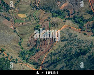 Blick auf terrassiertes Ackerland während des Charterflugs über Madagaskar Stockfoto