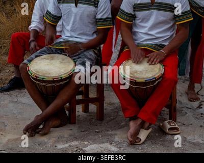 Das Personal führt während der kulturellen Feier traditionelle Tanzaufführungen und Trommelnummern in einem Hotel in der Region Isalo von Madagaskar auf Stockfoto