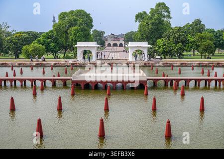 Blick auf die Shalimar Gardens mit Wasserspielen und Spazierwegen in Lahore Pakistan Stockfoto