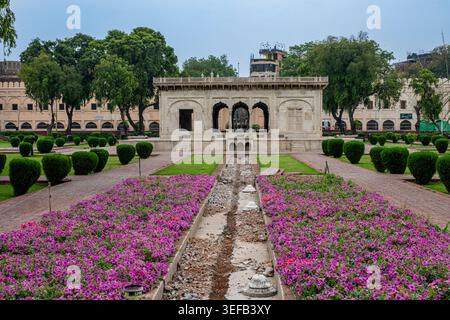 Badshahi Moschee umgeben von Gärten und Blumen in Lahore, Pakistan an einem bewölkten Tag Stockfoto