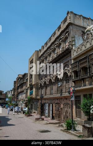Historisches Haus und Blick auf die Straße in der Altstadt von Peshawar mit einzigartiger Architektur und lokalem Leben Stockfoto