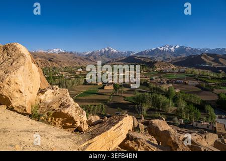 Überblick über die Berge und das Tal in der Nähe von Bamyian mit kleinen Bauernhöfen und Dörfern, die in der Landschaft Afghanistans sichtbar sind Stockfoto