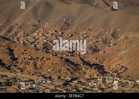 Blick auf die Berge und das Dorf in Bamyian mit historischer Bedeutung von Shahr-e-Gholghola in Afghanistan Stockfoto
