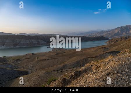 Blick vom Ausblick auf den Naghlu-See im Osten Afghanistans bei Tageslicht mit Bergen im Hintergrund Stockfoto