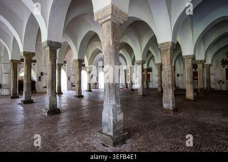 Historisches Inneres der Sixty Dome Moschee mit Architektur in Bangladesch Stockfoto