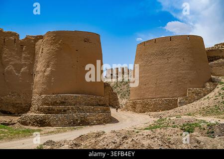 Erkundung der antiken Architektur in der Zitadelle von Ghazni in Afghanistan während des Tages Stockfoto