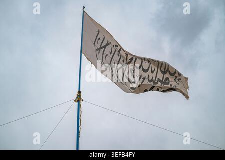 Die Flagge der Taliban, die in Afghanistan am Himmel angebracht ist, spiegelt die Präsenz der Gruppe in der Ghazni-Region wider Stockfoto