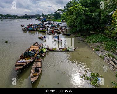 Schwimmende Marktaktivität in Wasserkanälen von oben in Bangladesch während des Tages Stockfoto