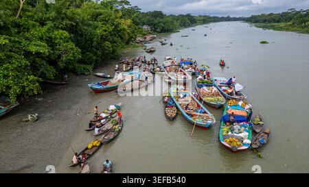 Erkundung des schwimmenden Marktes und des lokalen Handels auf Wasserkanälen in Bangladesch Stockfoto