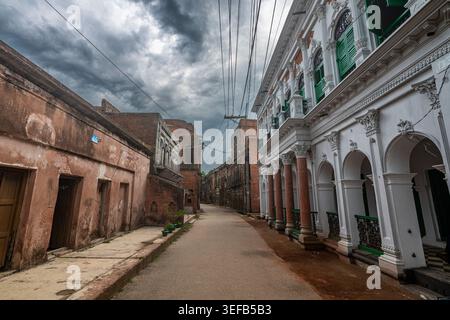 Historische Panam City Street gesäumt von alten Gebäuden unter bewölktem Himmel in Bangladesch Stockfoto