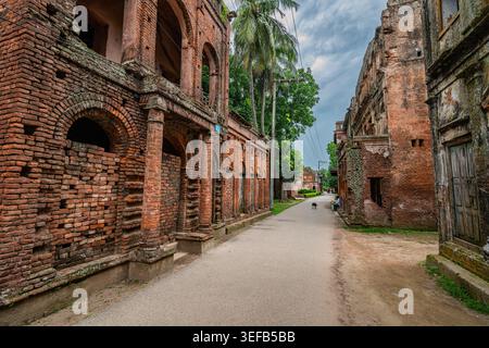 Das historische Panam City zeigt Backsteinhäuser und einen Pfad in Bangladesch Stockfoto