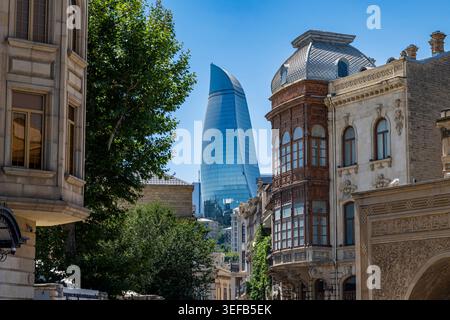 Historische Stadt Baku mit Flammentürmen im Hintergrund, die die Mischung aus alter und neuer Architektur in Aserbaidschan zeigen Stockfoto