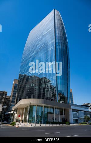Hochhäuser reflektieren das Sonnenlicht in Baku und zeigen moderne Architektur in der urbanen Landschaft Aserbaidschans Stockfoto