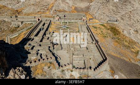 Blick auf die Burg Alinja, die das Layout und die umliegende Landschaft in Nachitschewan, Aserbaidschan aus der Luft zeigt Stockfoto