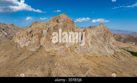 Dramatischer Blick auf die Burg Alinja in der zerklüfteten Landschaft in der Region Nachitschewan in Aserbaidschan mit Bergen und Tälern Stockfoto