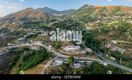Erkunden Sie den Bergort Lachin in Qarabaqh mit Blick auf Landschaft und Gebäude Stockfoto