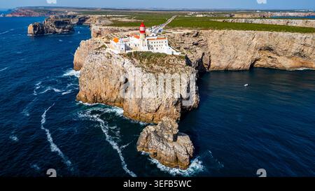 Der Leuchtturm Cabo de Sao Vicente steht auf einer Klippe am Meer in Sagres, Algarve, Portugal Stockfoto