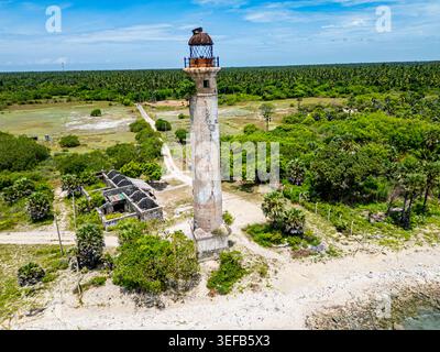 Der Leuchtturm Kovalim steht hoch inmitten einer grünen Landschaft in der Nähe der Küste im Bezirk Jaffna, Sri Lanka Stockfoto