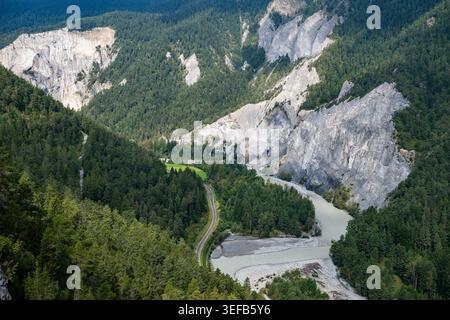 Blick auf die Rheinschlucht mit steilen Klippen und gewundenen Flüssen in der Schweiz während des Tages Stockfoto