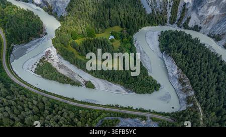 Aus der Vogelperspektive sehen Sie die gewundenen Wege der Rheinschlucht in der Schweiz, umgeben von Bäumen und Land Stockfoto